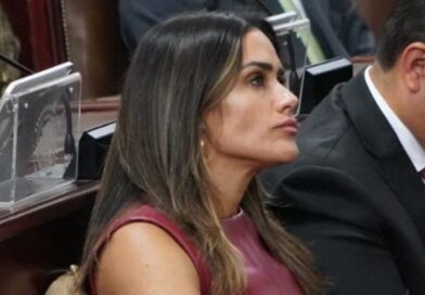 Agreden y tratan de impedir el acceso de la alcaldesa Alessandra Rojo de la Vega al Primer Informe de la Jefa de Gobierno, Clara Brugada en el Congreso de la CDMX