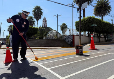 Gobierno de Xiutetelco refuerza la seguridad vial con delineación de cruces peatonales en la carretera federal*