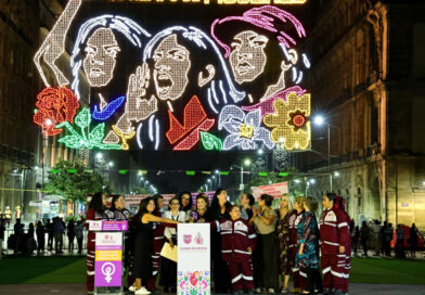 Clara Brugada enciende mosaicos luminosos en el Zócalo en reconocimiento a la lucha histórica de las mujeres