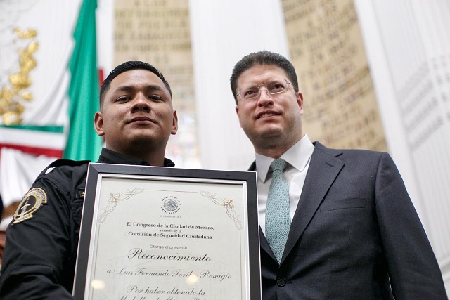 Congreso de la CDMX entrega medalla al mérito policial a 120 elementos; destacan reducción histórica de delitos