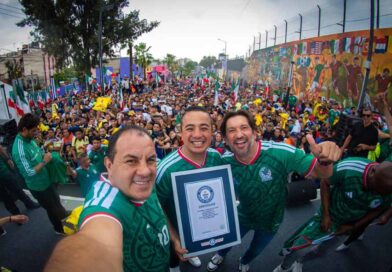 Janecarlo Lozano mete gol histórico con mural gigante y rompe Récord Guinness 