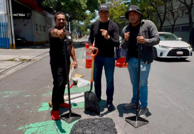 Panistas reparan el “bache de la muerte” en Azcapotzalco; una persona de la tercera edad cayó por mal estado del pavimento
