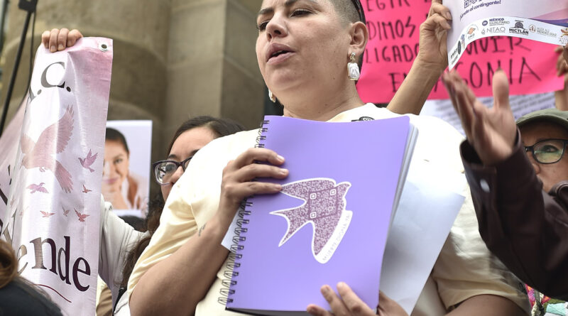 Entregan colectivos de Muerte Digna iniciativa a diputados de Morena