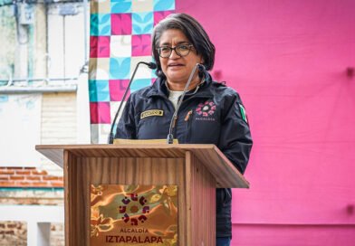 “Alcaldía Iztapalapa, siempre atenta a la voz de sus jóvenes en favor de su bienestar emocional: Aleida Alavez”* La alcaldesa destacó la importancia de escuchar, reconocer y expresar las emociones, así como de generar entornos de acompañamiento para niñas, niños y adolescentes * La titular de la Dirección General de Servicios Educativos Iztapalapa, Patricia Jiménez Islas, señaló que la estrategia “Vive Saludable, Vive Feliz” coloca la salud en el centro de la educación Redacción Con el objetivo de promover la salud mental, el bienestar emocional y la prevención de conductas de riesgo entre las y los adolescentes, la alcaldesa de Iztapalapa, Aleida Alavez Ruiz, encabezó el festival “Conecta Contigo, Vive, Siente y Exprésate” en la Escuela Secundaria Diurna 306 “Manuel Acuña”, donde invitó a la comunidad estudiantil a reconocer sus emociones, expresarlas libremente y acercarse a las instituciones para resolver sus dudas y encontrar orientación, en el marco del Día Nacional de la Salud Mental.   En su mensaje ante la comunidad estudiantil y la Dirección General de Servicios Educativos Iztapalapa (DGSEI), que encabeza Patricia Jiménez Islas, Aleida Alavez señaló que este festival parte de una premisa fundamental: cuidar la salud mental implica aprender a escucharse, reconocerse y acompañarse, especialmente durante la adolescencia, una etapa en la que las relaciones con amistades, docentes, familiares y el entorno social adquieren una relevancia particular.   “Hablar de las emociones, de estas relaciones que entablamos con nuestras amigas, amigos, profesores, profesoras, familiares y vecinos, es muy importante, porque en ocasiones nos preocupa, nos abruma algo o nos cuesta trabajo reconocerlo y expresarlo”, expresó.   Las y los alumnos de la secundaria participaron de actividades lúdicas y dinámicas de integración; asimismo de arte, cine y expresión sobre la salud mental y prevención del consumo de sustancias psicoactivas. Alavez Ruiz invitó a las y los estudiantes a aprovechar las actividades del festival como una oportunidad para conectar consigo mismos, identificar cómo se sienten y encontrar alternativas saludables para expresar sus emociones, como el deporte y el arte.   En este sentido, destacó los resultados deportivos de Iztapalapa, que ocupa el primer lugar en el medallero de la Ciudad de México, y reiteró el compromiso de la alcaldía de acercar a las juventudes oportunidades para practicar las disciplinas de su interés, mediante espacios, entrenamientos y materiales deportivos.   Subrayó que el propósito es identificar las actividades que motivan a las y los jóvenes y canalizarlos hacia opciones donde puedan desarrollar sus habilidades, fortalecer su autoestima y construir relaciones positivas con su comunidad.   La alcaldesa también hizo énfasis en la importancia de pedir ayuda, resolver inquietudes y tomar decisiones informadas, particularmente ante situaciones que puedan poner en riesgo la salud y la integridad personal. Por ello, llamó a las y los adolescentes a preguntar y buscar información confiable antes de consumir o utilizar sustancias cuyos efectos desconozcan. Como parte de estas acciones preventivas, informó que la demarcación ha llevado a cabo 282 talleres en escuelas, enfocados, entre otros temas, en la prevención del consumo de sustancias psicoactivas y en la orientación para que las y los estudiantes conozcan los riesgos asociados a su consumo.   “La salud mental no se construye únicamente en un consultorio; también se construye en su entorno familiar, aquí en la escuela, en los espacios públicos y en las comunidades”, afirmó, al destacar la importancia de que las instituciones, las familias y las comunidades participen conjuntamente en el bienestar de las nuevas generaciones.   Asimismo, abordó la necesidad de contar con herramientas para afrontar las pérdidas y los procesos de duelo, por lo que destacó la tanatología como una disciplina que contribuye a comprender y procesar el dolor ante la muerte de un ser querido o la pérdida de un animal de compañía. Señaló que estas experiencias también deben reconocerse y hablarse, con el acompañamiento adecuado.   Agregó que la alcaldía impulsa talleres y actividades en distintos planteles educativos y espacios de cuidados, con el propósito de acercar orientación a estudiantes y familias, fortalecer las redes de apoyo y generar entornos donde las personas puedan expresar sus inquietudes sin temor a ser juzgadas. Invitó a las y los adolescentes a dedicar tiempo a identificar cómo se sienten, compartir sus experiencias y disfrutar de las actividades del festival, al recordar que expresar las emociones y solicitar apoyo cuando sea necesario son pasos importantes para cuidar la salud mental.   “Vamos a conectar con ustedes mismos, a platicar, a divertirse y a pasarla bien”, concluyó.   Por su parte, Patricia Jiménez, de la DGSEI, informó que esta estrategia forma parte de la Nueva Escuela Mexicana y enfatizó que el aprendizaje debe ser útil para la vida y contribuir al ejercicio pleno de los derechos humanos.   “Queremos que ustedes, alumnas y alumnos, desarrollen conocimientos, confianza y criterio para cuidar su alimentación, su salud visual, su higiene, su equilibrio emocional y, sobre todo, su dignidad y su proyecto de vida”. Para finalizar su intervención, la funcionaria se dirigió hacia los estudiantes, recordándoles que su salud es valiosa, sus sueños importan y que cada decisión de cuidado personal los acerca a la vida que buscan construir, además de invitar a las familias, docentes y autoridades a trabajar de la mano para que la Secundaria 306 “Manuel Acuña” sea un espacio donde las juventudes puedan desarrollarse con bienestar, confianza y esperanza.