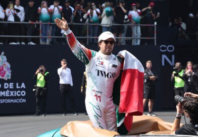 100 mil personas asisten a la exhibición del piloto mexicano Sergio “Checo” Pérez en Paseo de la Reforma