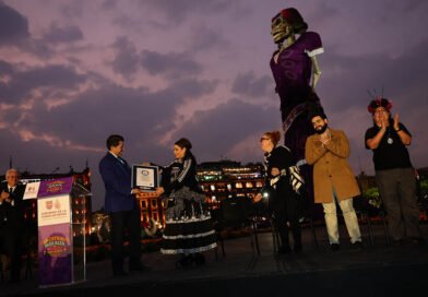 Clara Brugada inaugura la ofrenda con la catrina más alta del mundo; viste de luz el Zócalo por el día de muertos