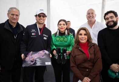 Exhibición de fórmula 1 en Paseo de la Reforma democratiza el deporte, asegura Clara Brugada y entregó reconocimiento al Checo Pérez