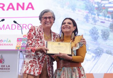 Durante la inauguración de la Utopía La Soberana, Clara Brugada recibió el Pergamino de Honor de ONU-Hábitat por el Modelo de Innovación Urbana de las Utopías