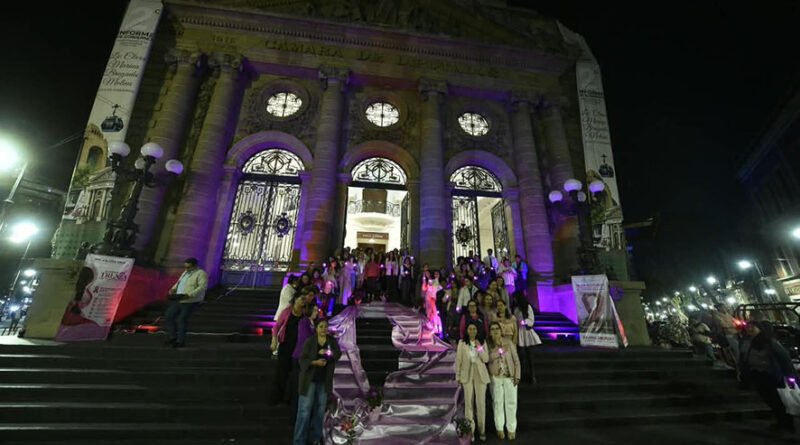 Encienden alumbrado rosa en Donceles por la lucha contra el cáncer de mama